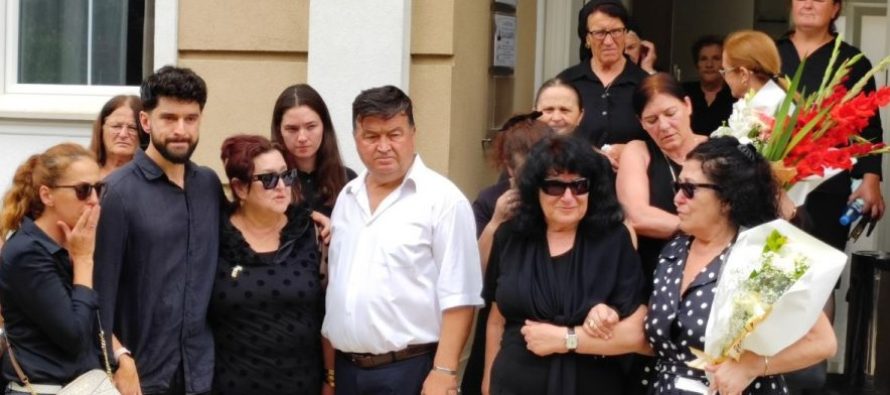 Miq, artistë e kolegë në homazhet për poetin Agim Doçi