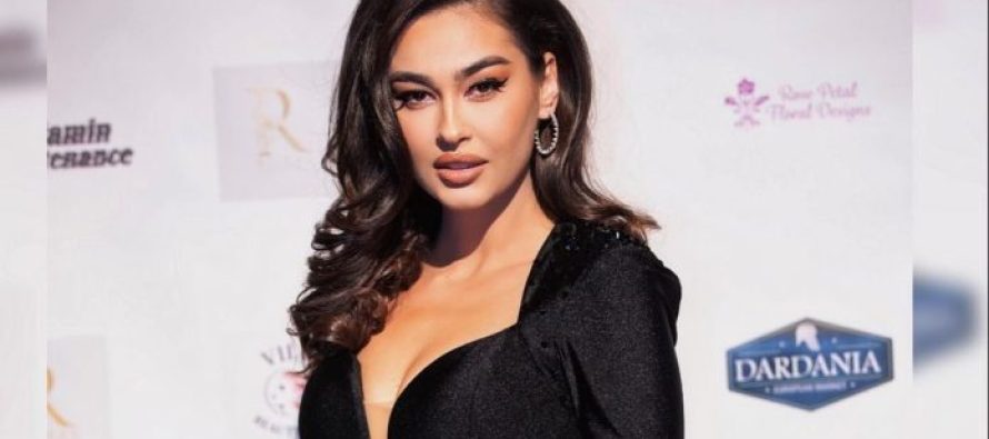 Adrola Dushi pozon nga vetura, kësaj radhe shfaqet “serioze”