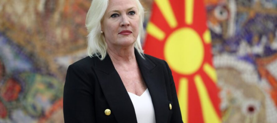 Ageler përshëndet Mickoskin se gjatë betimit do të përdor emrin Kushtetues
