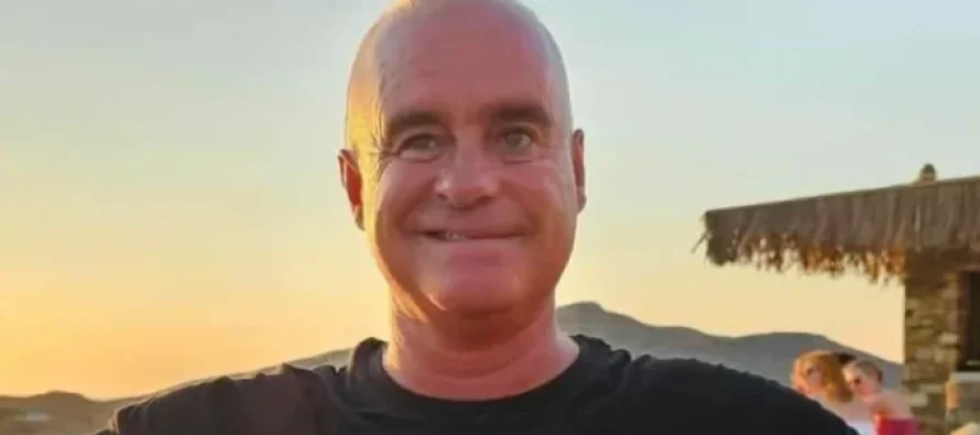 Zhduket në ishullin grek një turist amerikan, disa ditë pasi u gjet i vdekur prezantuesi britanik