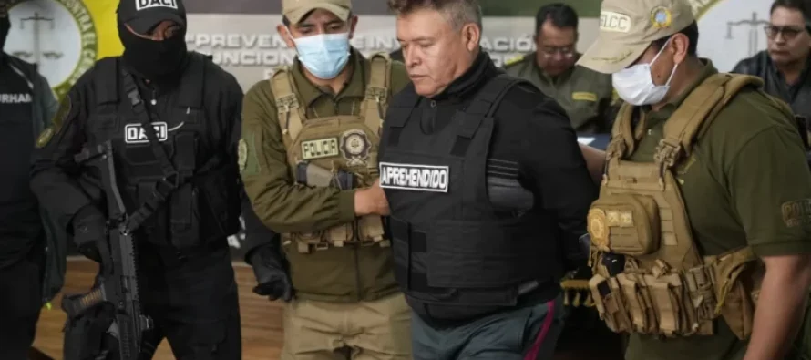 Grushti i dështuar i shtetit në Bolivi, gjenerali në pranga nxirret para mediave