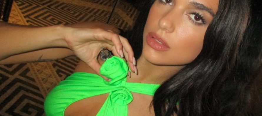 Dua Lipa është zyrtarisht artistja e parë në histori me pesë këngë me nga dy miliardë dëgjime në Spotify