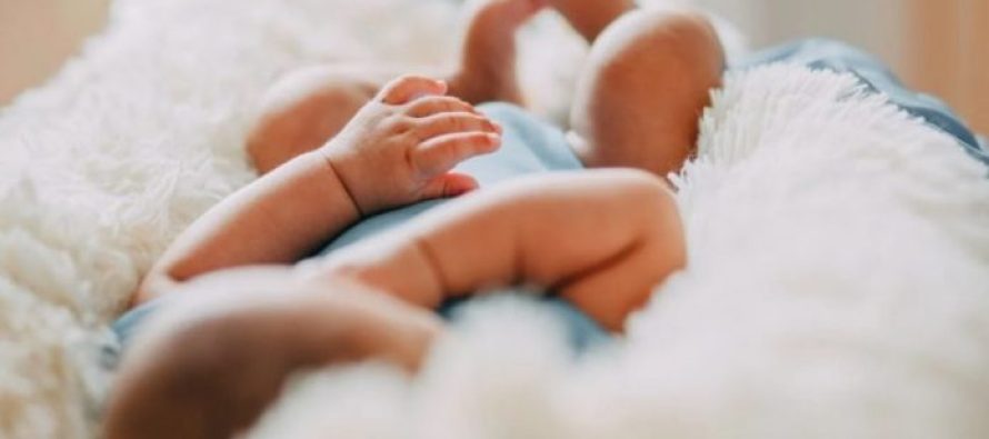 Vajzë dhe djalë, dy fëmijët e parë të lindur në këtë vit në Kosovë