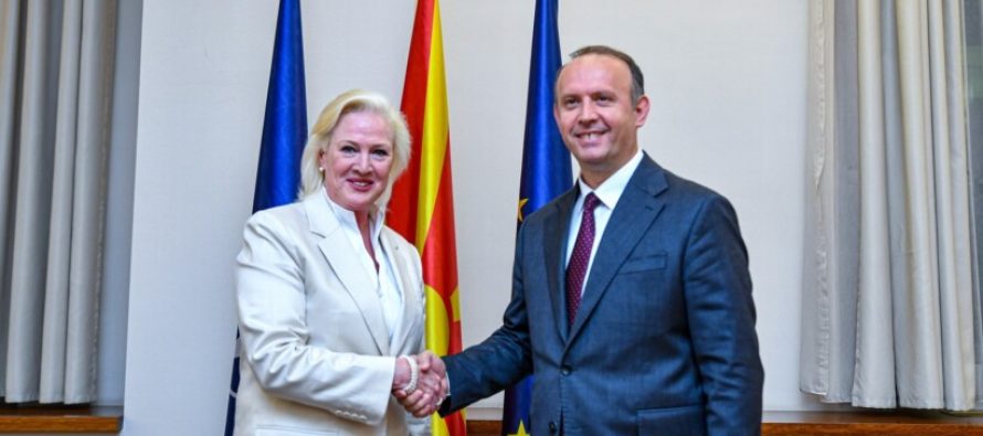 Gashi takohet me ambasadoren e SHBA-së, Angella Ageler