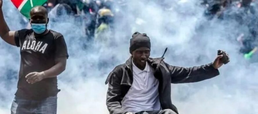 Kaos në Kenia/ Protestuesit i vënë flakën parlamentit, 50 të plagosur