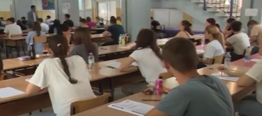 (VIDEO) Maturantët sërish kopjuan, testi u shpërnda në një grup viberi