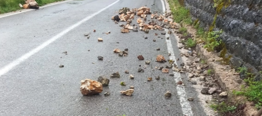 Vozisni me kujdes, ka rrëshqitje dherash në disa rrugë të vendit