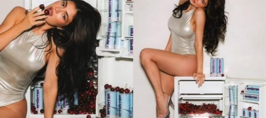Kylie Jenner shfaqet provokuese me rroba banje, ndërsa promovon pijen e saj alkoolike “Sprinter”