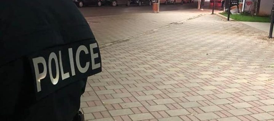 Pamje shokuese, një mashkull e rreh brutalisht një femër në Prizren
