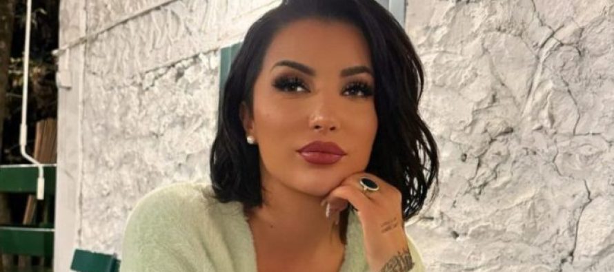 Veshur në bikini të bardha e në super formë, Roza Lati mahnit rrjetin