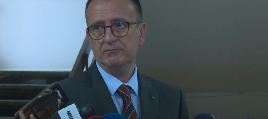 Ministri i Shëndetësisë takoi ambasadoren e SHBA-së, i tregon për shkarkimin e drejtorëve ekonomik
