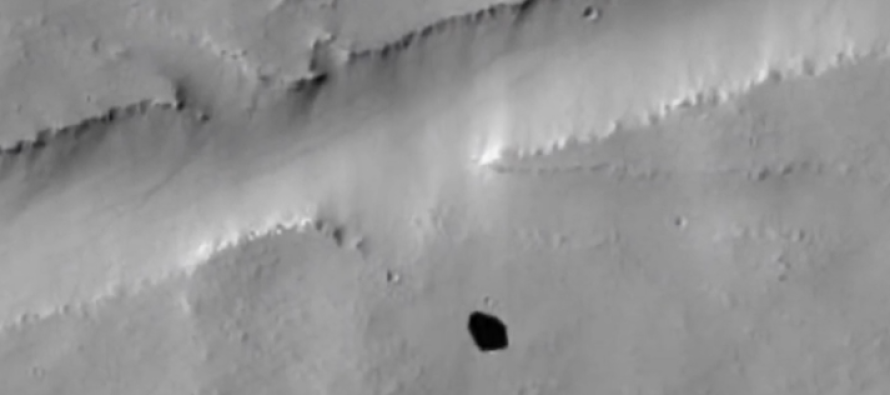 Fotoja e vjetër ndez debat të ri: Gropat misterioze fshehin sekretet e jetës jashtëtokësore në Mars?