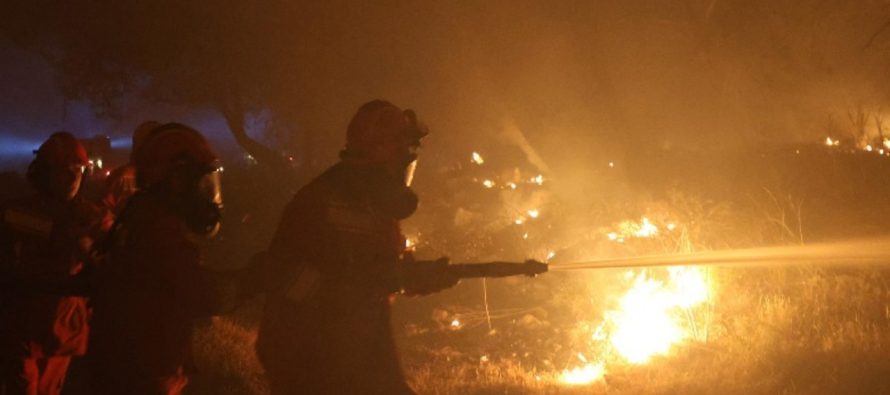 Vijon zjarri në Tepelenë! Shpëtohet një banesë nga flakët, në ndihmë dhe një helikopter Cougar