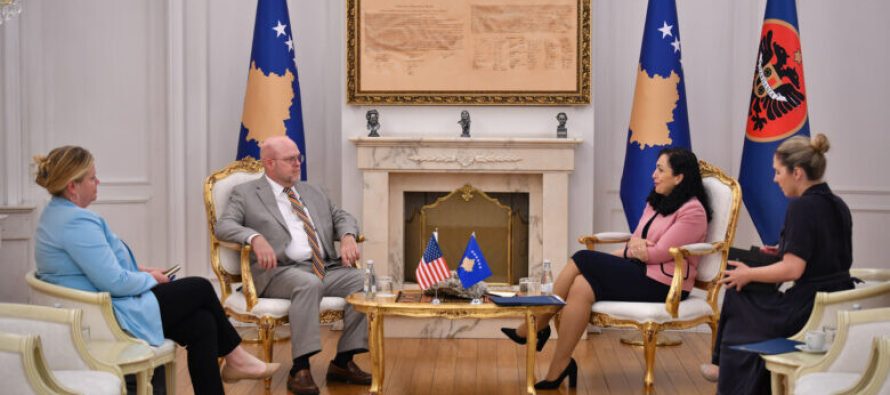 Osmani takon Hovenierin: Dialogu i barabartë me Serbinë vetëm pas heqjes së sanksioneve të BE-së