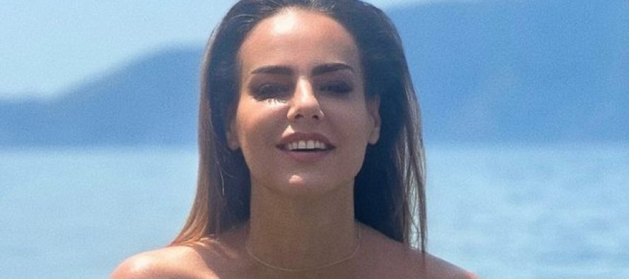 Një verë e nxehtë për Hygerta Sakon, moderatorja ekspozon linjat me bikini