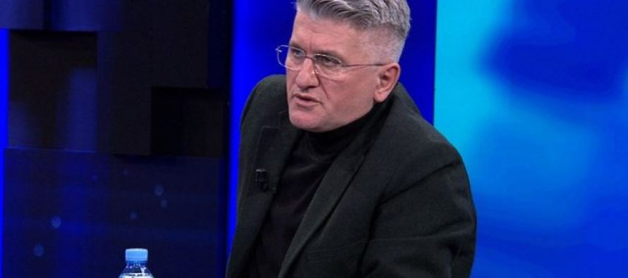 Kryqi mbi kokën e Ismail Kadaresë!