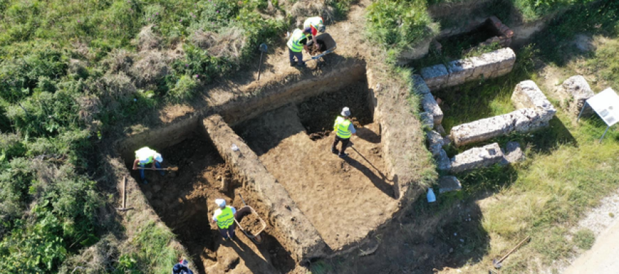 Zbulohen varre të reja monumentale në qytetin ilir të Amantias