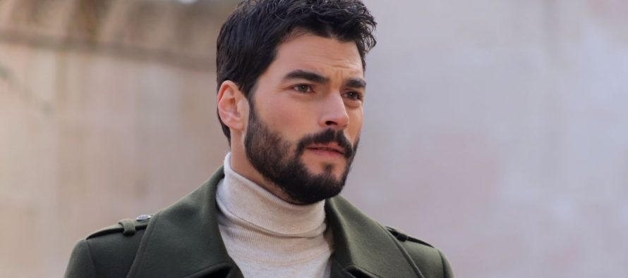 Aktori turk humb nënën, nuk mund ti ndal lotët gjatë varrimit