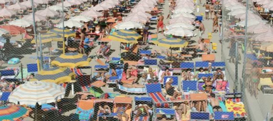 Italia ul çmimet, shkak konkurrenca nga Shqipëria, “Corriere Della Sera”: Një shezlong kushton 10 euro në ditë