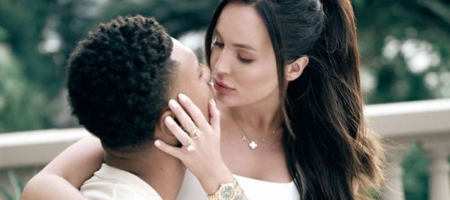 Propozimi magjik, heroi i Anglisë i ulet në gjunjë partneres