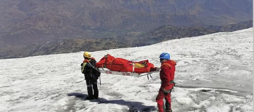 Një alpinist i zhdukur në vitin 2002 nxirret nga akullnajat