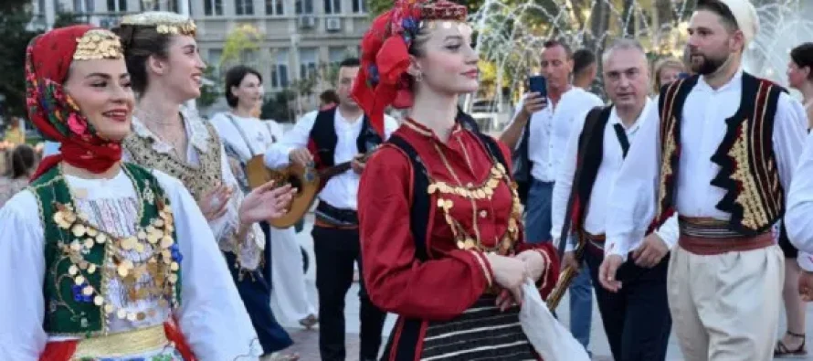 Hapet Festivali i 32-të Ndërkombëtar Folklorik në Varna, në Detin e Zi
