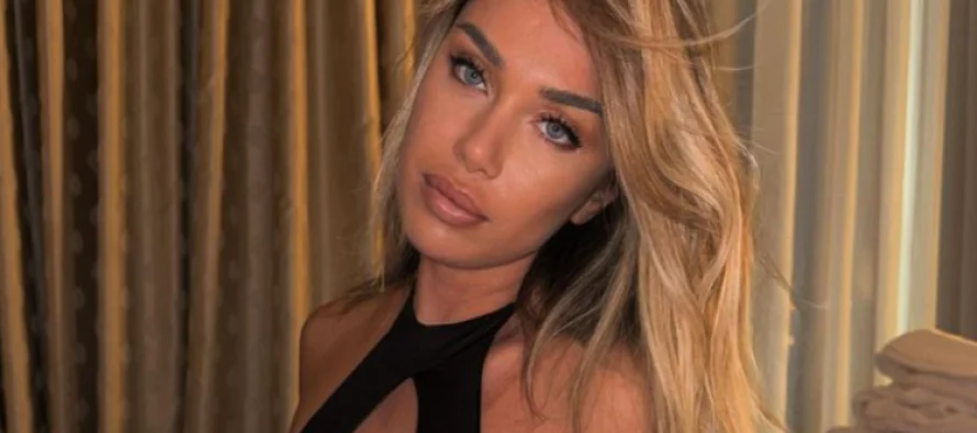 Adelina Tahiri ‘përvëluese’ në bikini