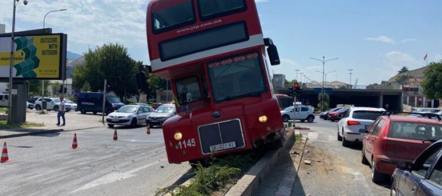 Autobusi përplaset me murin mbrojtës në afërsi të sheshi Skënderbeu