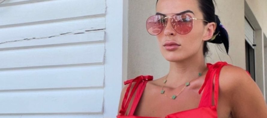 Blerona Zeqiri e rrethuar nga vellot e bardha, çka po ndodh