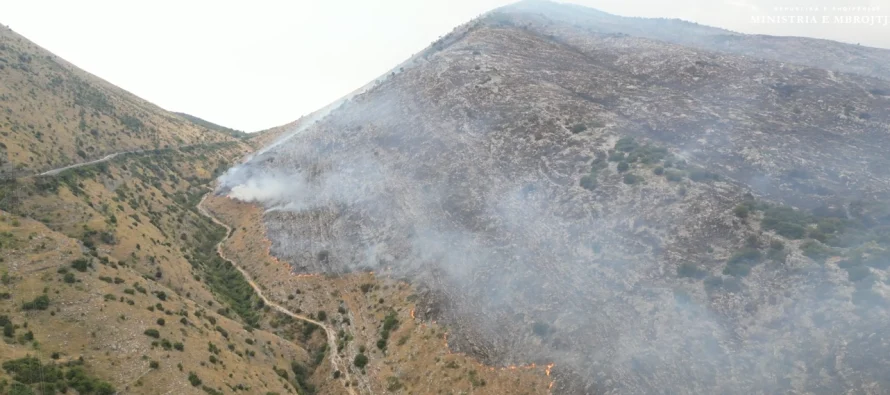 Përmirësohet situata me zjarrin në Dropull dhe Finiq, pritet aktivizimi i dy avionëve nga Greqia