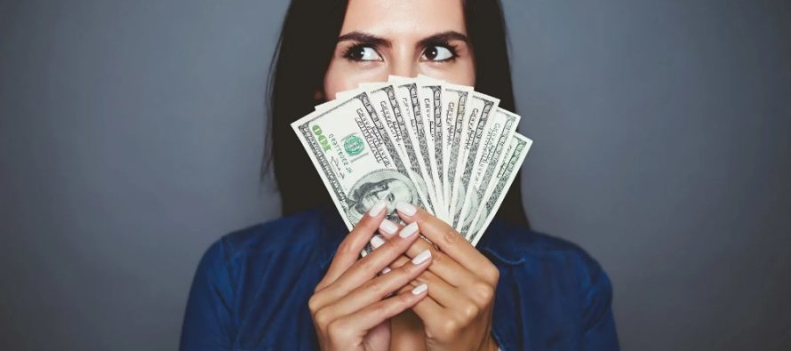 Më të lumtur, ata që kanë para apo kohë?