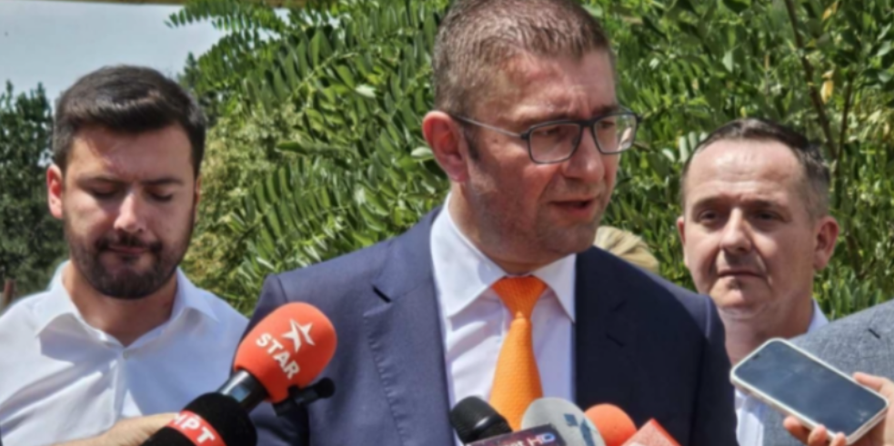 Mickoski: Të gjithë qytetarët do t’i grisin pasaportat bullgare në ditën kur do hyjmë në BE