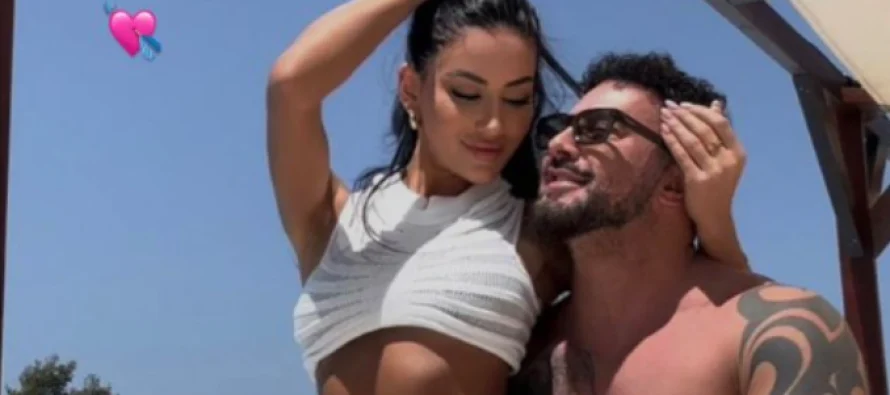 Dalin pamjet të Robertit dhe partneres së tij në momente intime në plazh