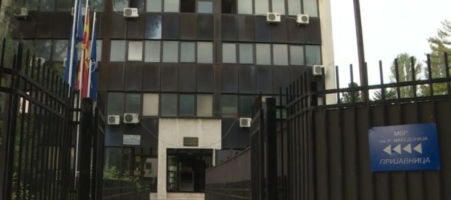 Kamerat, Stoilkoviq dorëzon raportin në polici