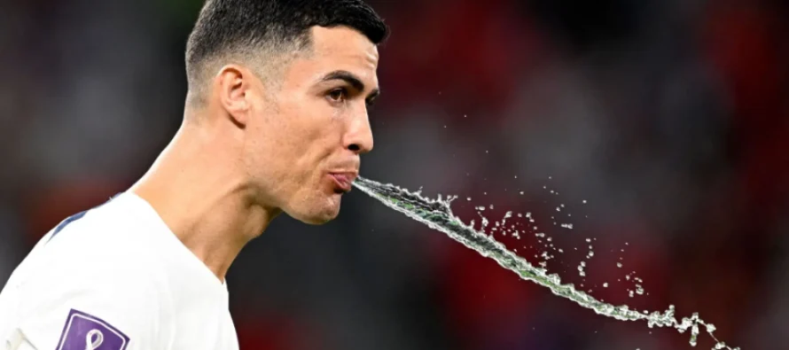 Pse lojtarët e pështyjnë ujin dhe nuk e pinë atë?