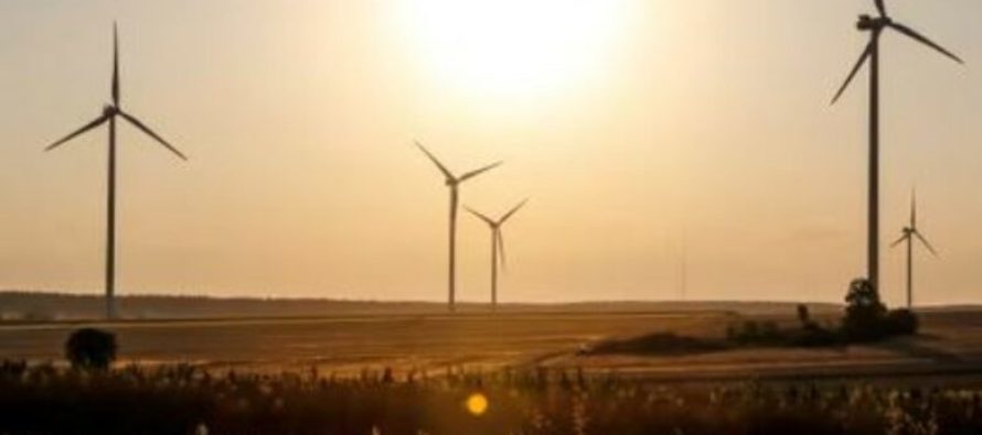 Raporti: Turbinat me erë dhe panelet diellore tejkalojnë lëndët djegëse, BE siguron 30% të energjisë prej tyre