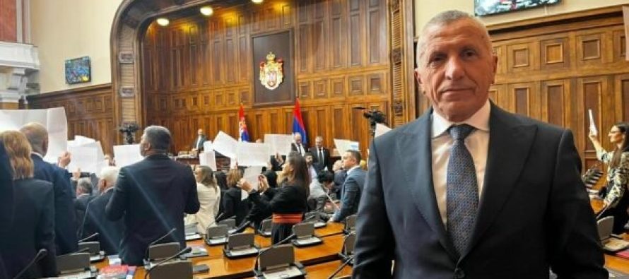 Shaip Kamberi dhe dy deputetë të Sanxhakut çojnë rezolutën në Kuvendin serb: Të dënohet gjenocidi në Srebrenicë