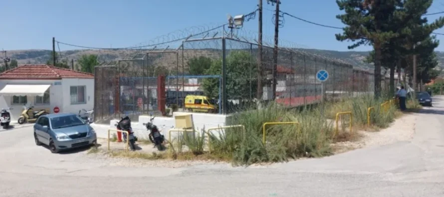 Forcat speciale greke ndërhyjnë në burgun e Janinës – Revoltë dhe zjarr, shqiptari kontrollonte burgun