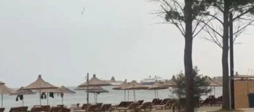 Boshatisen plazhet e Vlorës, reshjet intensive të shiut “mbyllin” pushuesit në shtëpi