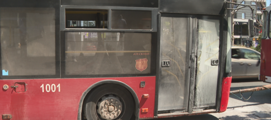 Përfshihet nga flakët autobusi në Butel