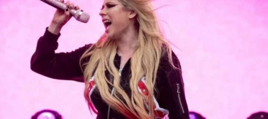 Avril Lavigne pret 22 vjet për të performuar në Glastonbury