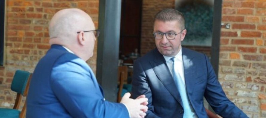 Mickoski në takim me ish ambasadorin Riker në Uashington, u diskutua për sfidat dhe mbështetjen për realizimin e interesave strategjike