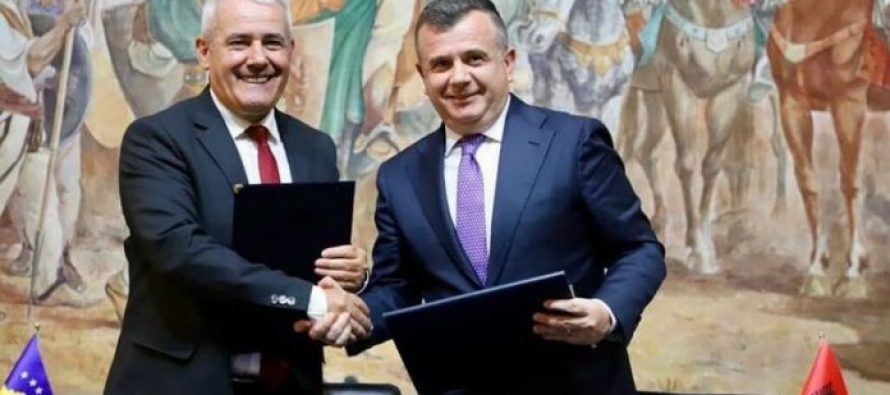 Sveçla dhe Balla kanë nënshkruar protokollin për lehtësimin e procedurave të kalimit kufitar mes Kosovës dhe Shqipërisë