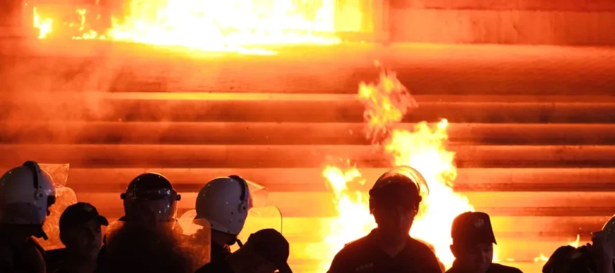 Protesta e opozitës/ Hidhet molotov drejt Kryeministrisë, digjet plotësisht dera kryesore