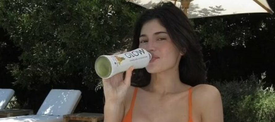 Kylie Jenner mahnit me bikini ngjyrë portokalli, teksa promovon pije pranë pishinës