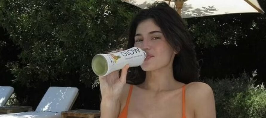 Kylie Jenner mahnit me bikini ngjyrë portokalli, teksa promovon pije pranë pishinës