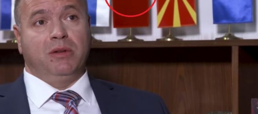 A do të del nga Komuna e Kumanovës? Flamuri shqiptar në zyrën e Maksim Dimitrievskit (Video)