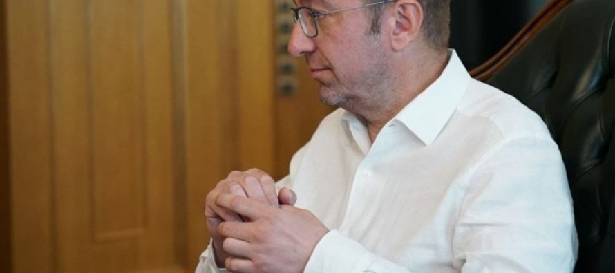 Pse Mickoski në biografinë e tij nuk i ka përmendur aksionet në kompani private?