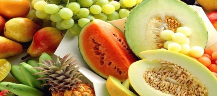 Në ditët e nxehta duhet t’i konsumoni këto fruta që janë të pasura me ujë