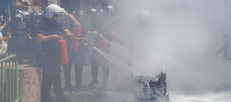 Përshkallëzohet protesta e opozitës, protestuesit djegin goma para Bashkisë së Tiranës